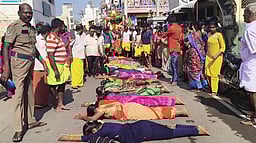 பண்ணாரி அம்மன் சப்பரம் முன் படுத்து நோ்த்திக்கடன் செலுத்திய  பக்தா்கள்