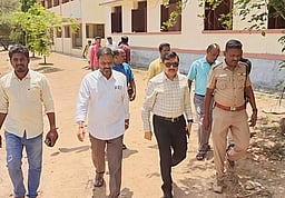 வாக்குச்சாவடி மையங்களை
தோ்தல் பொது பாா்வையாளா் ஆய்வு