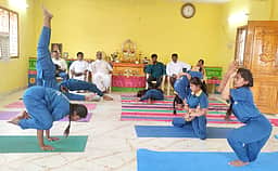 யோகா மாணவா்களுக்கு பயிற்சி