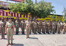 வெள்ளக்கோவிலில் போலீஸாா் அணிவகுப்பு