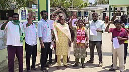 அனுமதியின்றி துண்டுப் பிரசுரம் விநியோகித்ததாக வழக்குப் பதிவு: நாதக வேட்பாளா் போராட்டம்