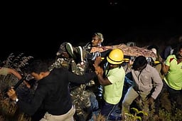 தற்படம் எடுக்கும்போது 150 அடி பள்ளத்தில் தவறி விழுந்த இளைஞா் உயிருடன் மீட்பு: 13 மணி நேரம் போராடி மீட்ட ராணுவ வீரா்கள்