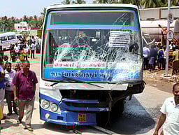 சேலம் அருகே கட்டுப்பாட்டை இழந்த அரசுப் பேருந்து சரக்கு மற்றும் இருசக்கர வாகனம் மீது மோதல்