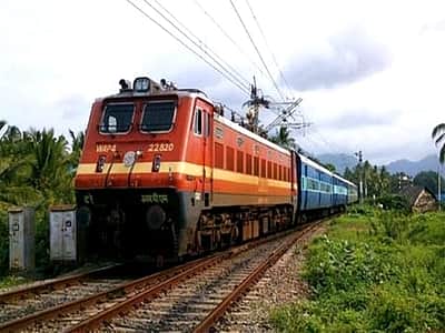 இன்று ரயில் பயணச்சீட்டு முன்பதிவு மையம் மதியம் 2 மணிவரை மட்டுமே இயங்கும்