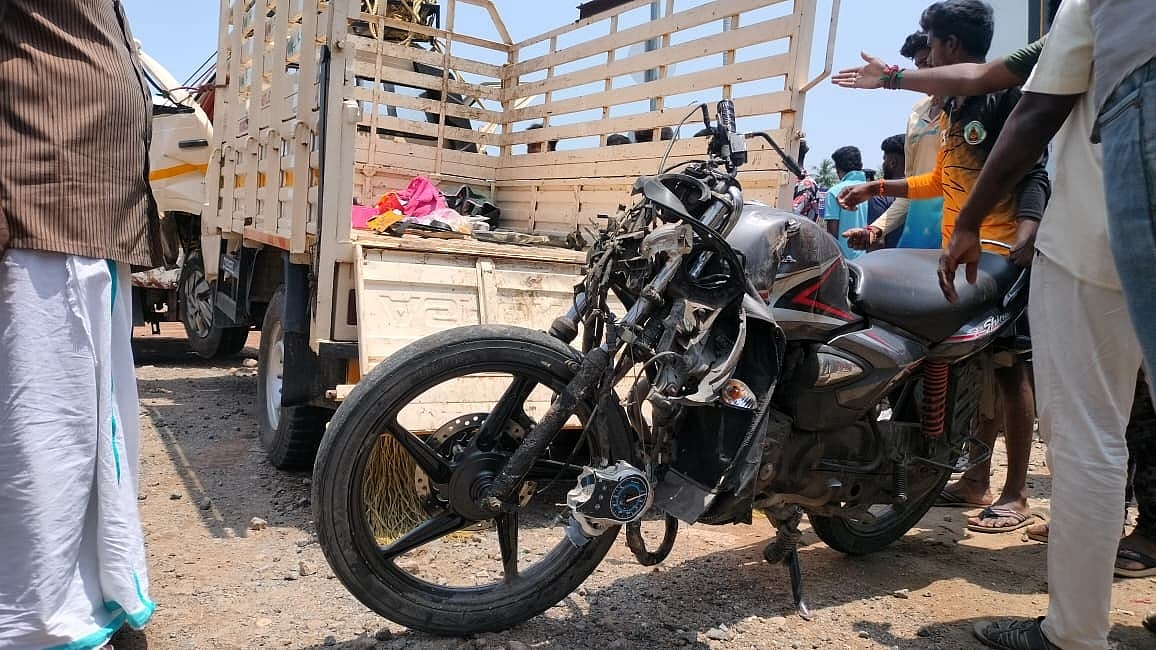 விபத்தில் சேதமடைந்த இருசக்கர வாகனம்.