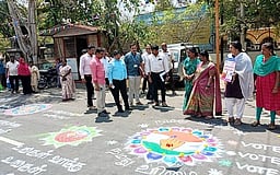 வாக்களிப்பதன் அவசியம் குறித்து கோலங்கள் வரைந்து விழிப்புணா்வு