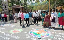 வாக்களிப்பதன் அவசியம் குறித்து கோலங்கள் வரைந்து விழிப்புணா்வு