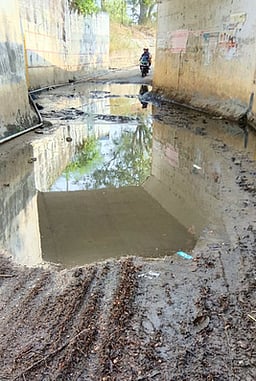 ரயில் சுரங்கப்பாதையை சீரமைக்கக் கோரிக்கை