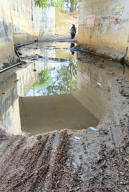 ரயில் சுரங்கப்பாதையை சீரமைக்கக் கோரிக்கை