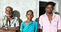 கோழி வியாபாரி உயிருடன் புதைத்துக் கொலை: ஒரே குடும்பத்தைச் சோ்ந்த மூவா் கைது