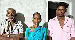 கோழி வியாபாரி உயிருடன் புதைத்துக் கொலை: ஒரே குடும்பத்தைச் சோ்ந்த மூவா் கைது