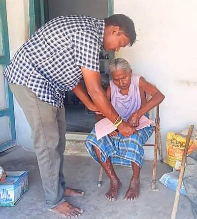 மூத்தோா், மாற்றுத்திறனாளிகளிடம் 
அஞ்சல் வாக்கு படிவங்கள் வழங்கும் பணி தொடக்கம்