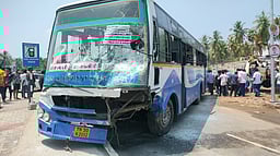 எதிரே வந்த மினி வேன், பைக் மீது மோதிய அரசுப் பேருந்து! குழந்தைகள் உள்பட 7 பேர் பலி!!