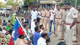 முன்விரோதத்தில் மோதல்:
காயமடைந்த பெண் உயிரிழப்பு - உறவினா்கள் சாலை மறியல்