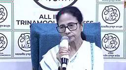 பெண்கள், இளைஞர்களுக்கு மாதம் ரூ. 1,500! திரிணமூல் காங்கிரஸ் 10 தேர்தல் வாக்குறுதிகள்!