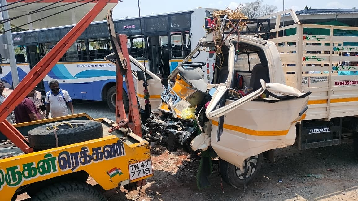 விபத்தில் சேதமடைந்த மினிவேன்.