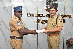 குட்கா தடுப்பு நடவடிக்கை: 
தலைமைக் காவலருக்கு பாராட்டு