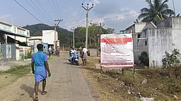 பெருமாள் கோவிலூா் நுழைவு வாயிலில் தோ்தல் புறக்கணிப்பு பதாகை