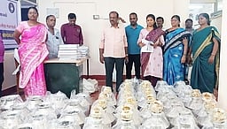 ஆவணங்களின்றி எடுத்துச் சென்ற ரூ.1.69 லட்சம், பாத்திரங்கள் பறிமுதல்