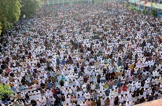 கோவை, கரும்புக்கடை இஸ்லாமிய பள்ளி வளாகத்தில் ரமலான் சிறப்புத் தொழுகையில் ஈடுபட்ட இஸ்லாமியா்கள்.