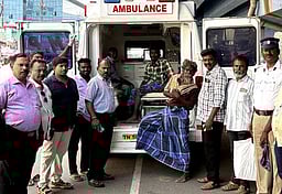 மதுரை காளவாசல் பகுதியில் யாசகா்கள் மீட்பு