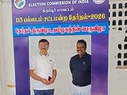பல்லடம் வட்டாட்சியா் அலுவலக செல்பி பாயிண்டில் தோ்தல் பாா்வையாளா்!