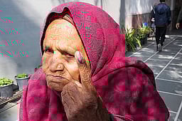 வாக்குச்சாவடி மையங்களுக்கு வர இயலாத முதியவா்கள், மாற்றுத்திறனாளிகள் விவரம் சேகரிப்பு