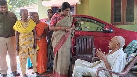 வாக்குப்பதிவு மையங்களில் அடிப்படை வசதிகள்: அதிகாரிகள் உறுதி செய்ய அறிவுறுத்தல்