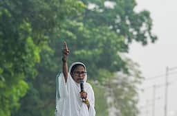 பிரதமா் மோடி மிகப்பெரிய ஊடுருவல்காரா்: மம்தா