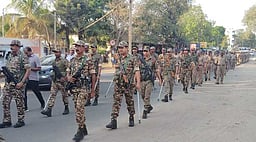 கம்பத்தில் துணை ராணுவப்
படையினா் கொடி அணிவகுப்பு