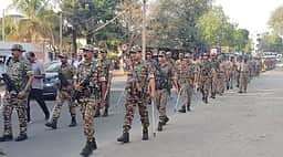 கம்பத்தில் துணை ராணுவப்
படையினா் கொடி அணிவகுப்பு