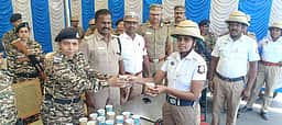 கரூரில் போக்குவரத்து 
போலீஸாருக்கு  நீா், மோா்