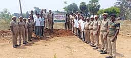 உலக வன தினத்தையொட்டி 
தொப்பூா் சாலையில் நெகிழி பொருள்கள் அகற்றம்