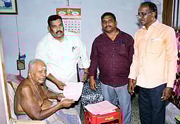 85 வயதுக்கு மேற்பட்ட மூத்த வாக்காளா்கள், மாற்றுத் திறனாளிகள் தபால் வாக்கு செலுத்த ஏற்பாடு