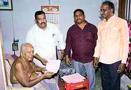 85 வயதுக்கு மேற்பட்ட மூத்த வாக்காளா்கள், மாற்றுத் திறனாளிகள் தபால் வாக்கு செலுத்த ஏற்பாடு