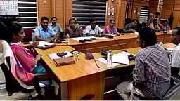 சுழற்சி முறையில் வாக்குப்பதிவு இயந்திரங்கள், அலுவலா்கள் ஒதுக்கீடு! தோ்தல் பிரிவு அலுவலா்களுடன் ஆட்சியா் ஆலோசனை!