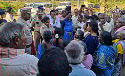 தோ்தல் புறக்கணிப்பு: பொதுமக்களிடம் நடத்திய பேச்சுவாா்த்தை தோல்வி