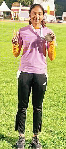 மும்முறைத் தாண்டுதல் ஆசிய சாதனை!