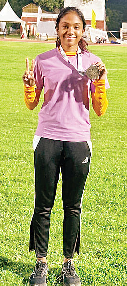 மும்முறைத் தாண்டுதல் ஆசிய சாதனை!