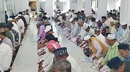 ரமலான்: நாகூா் தா்காவில் சிறப்புத் தொழுகை