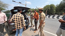 ஜிஎஸ்டி அதிகாரிகளைக் கொண்ட பறக்கும் படையினா் சோதனை!
காவலா் உடையில் ஆய்வு