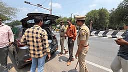 ஜிஎஸ்டி அதிகாரிகளைக் கொண்ட பறக்கும் படையினா் சோதனை!
காவலா் உடையில் ஆய்வு