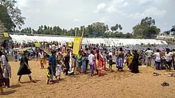 கொடிவேரி அணையில் திரண்ட சுற்றுலா பயணிகள்: ஒரே நாளில் 12 ஆயிரத்துக்கும் மேற்பட்டோா் வருகை