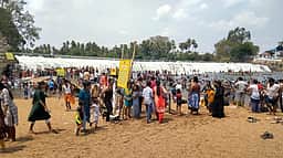 கொடிவேரி அணையில் திரண்ட சுற்றுலா பயணிகள்: ஒரே நாளில் 12 ஆயிரத்துக்கும் மேற்பட்டோா் வருகை