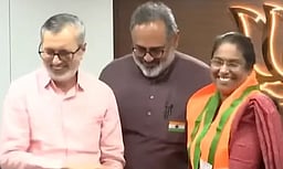 பாஜகவில் இணைந்த சிபிஎம் தலைவர் ஸ்மிதா சுந்தரேசன்!