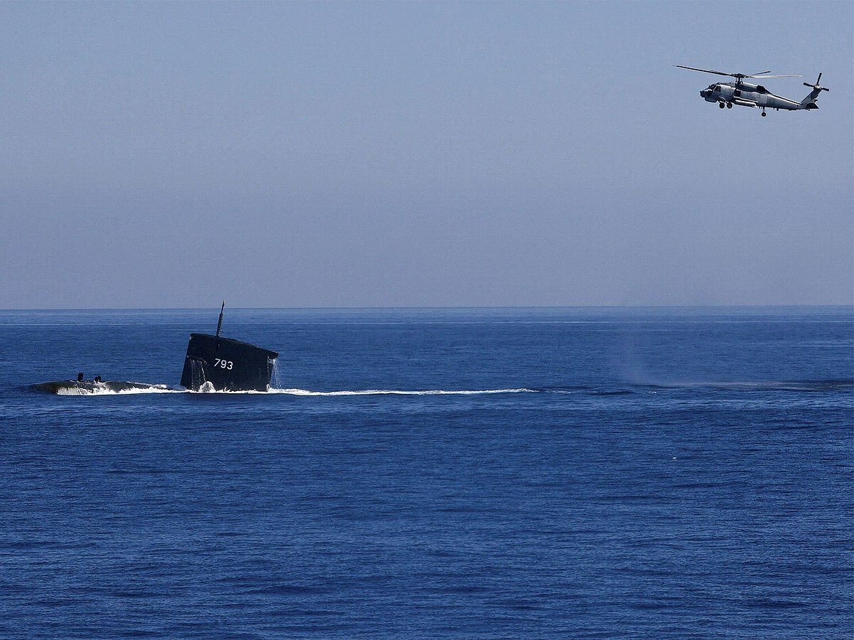 ஹோர்முஸ் நீரிணை அருகே 1,600 கி.மீ. தாக்கி அழிக்கும் அணுசக்தி நீர்மூழ்கிக் கப்பல்!