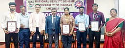 சிறந்த மாணவா்களுக்கு விருது அளிப்பு