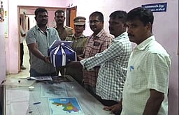 பரமக்குடியில் 75 பவுன் தங்க நகை பறிமுதல்