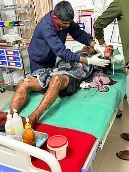 அஸ்ஸாம்: போலீஸ் முகாம் மீது
உல்ஃபா தீவிரவாதிகள் தாக்குதல்!
4 வீரா்கள் காயம்!!