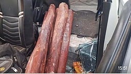 செம்மரக் கட்டைகள் கடத்தி 
வந்த காா் விபத்து: 2 போ் படுகாயம்!